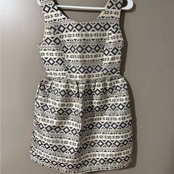 Freeway Black and Cream‎ Geometric Dress - Picture 1 of 6
